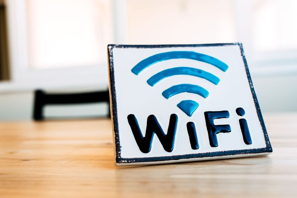 WiFi público abierto en hoteles: riesgos y obligaciones legales